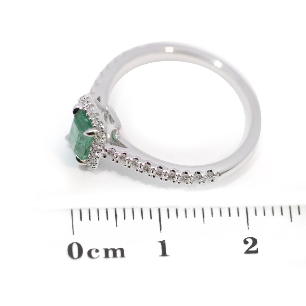 ANILLO HALO ESMERALDA/ Octágono-0.50ct DIAMANTES-0.26ct GVS 2.8gr. ORO BLANCO 18K