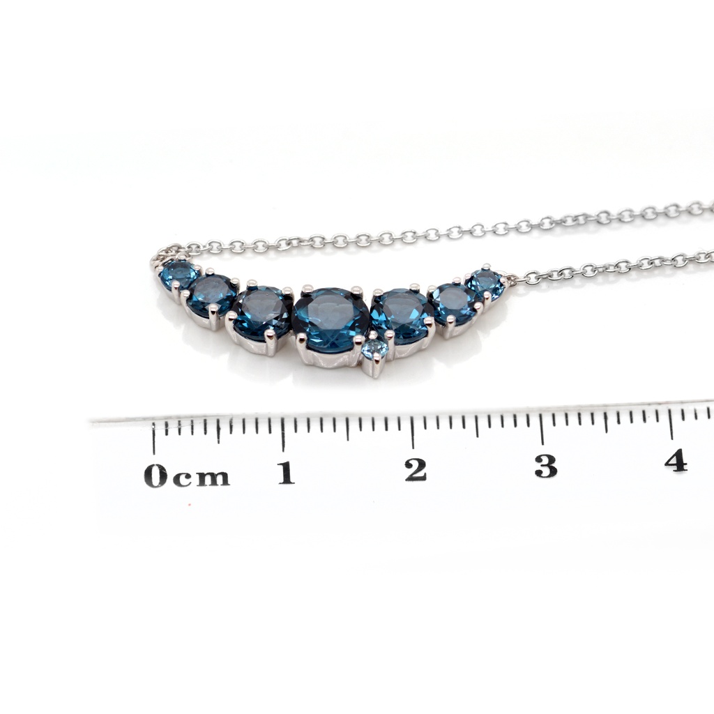 GARGANTILLA BRUMANI "MANACA" 9-TOPACIOS AZUL LONDON-3.45ct 1-TOPACIO AZUL SKY BLUE-0.05ct 1-TOPACIO AZUL SWISS BLUE-0.08ct DIAMANTE-0.003ct 6.1gr. 45cm. ORO BLANCO 18K 