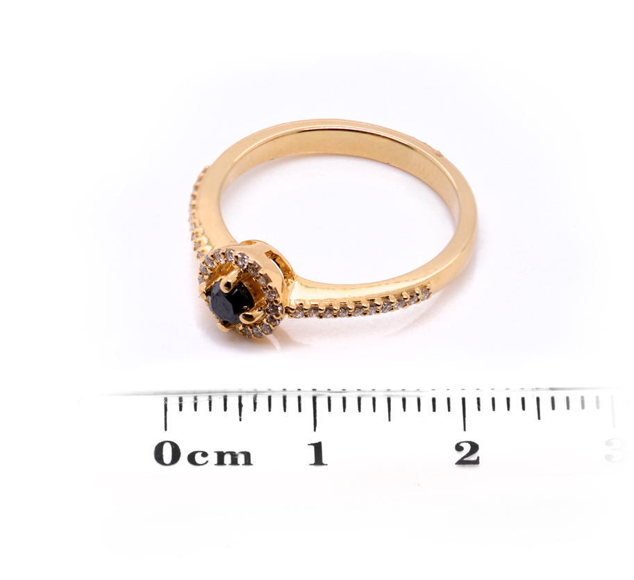 ANILLO “HALO-ROUND“ 1-DIAMANTE NEGRO Talla/Redondo 0.18ct. 38-DIAMANTES Talla-Redondo 0.17ct. 2.9gr. ORO AMARILLO 18K
