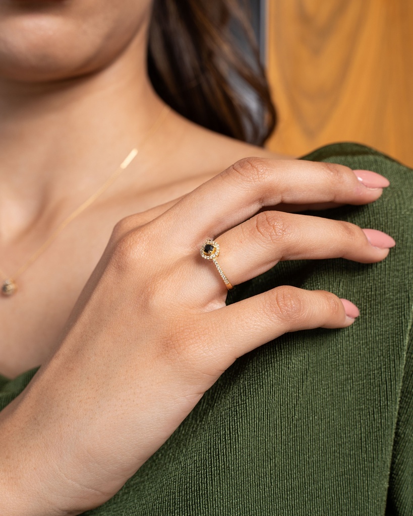 ANILLO “HALO-ROUND“ 1-DIAMANTE NEGRO Talla/Redondo 0.18ct. 38-DIAMANTES Talla-Redondo 0.17ct. 2.9gr. ORO AMARILLO 18K