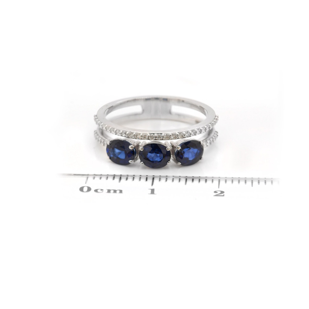 ANILLO “PATH“ 3-ZAFIROS/Oval 1.42ct 40-DIAMANTES 0.18ct GVS 3.33gr. ORO BLANCO 18K