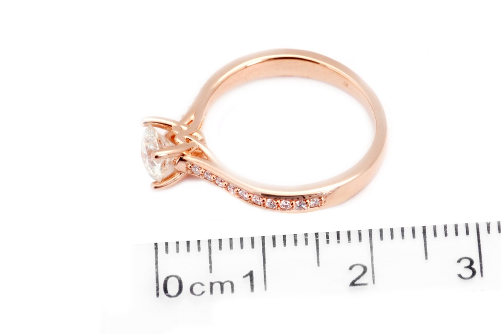 [CYC] Anillo de Compromiso Baciami con un diamante natural Corte Ideal Original 2/3ct VS2/I y adornado con 0.14ct de diamantes naturales en oro rosa 18K