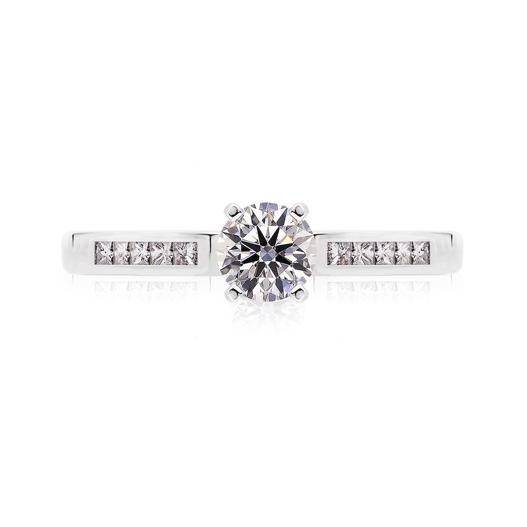 [CYC] Anillo de Compromiso Pricess Canal con un diamante natural Corte Ideal Original 2/3ct VS2/I y adornado con 0.15ct de diamantes naturales en oro blanco 18K